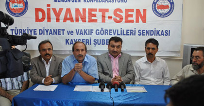 Mekkeyi Mükerreme&#8217;de Vefat Eden Üyemizin Ailesine 15 Bin TL Yardım Çeki