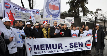 Fransa&#8217;ya Siyah Çelenkli Protesto   