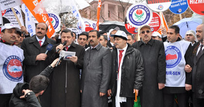 Memur-Sen&#8217;den Toplu Sözleşme Yasa Tasarısına, Yağmur ve Polis Engeli Eşliğinde Protesto